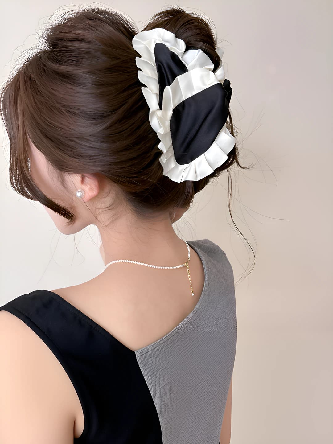 5# White floral edge triangle claw clip ~13cm