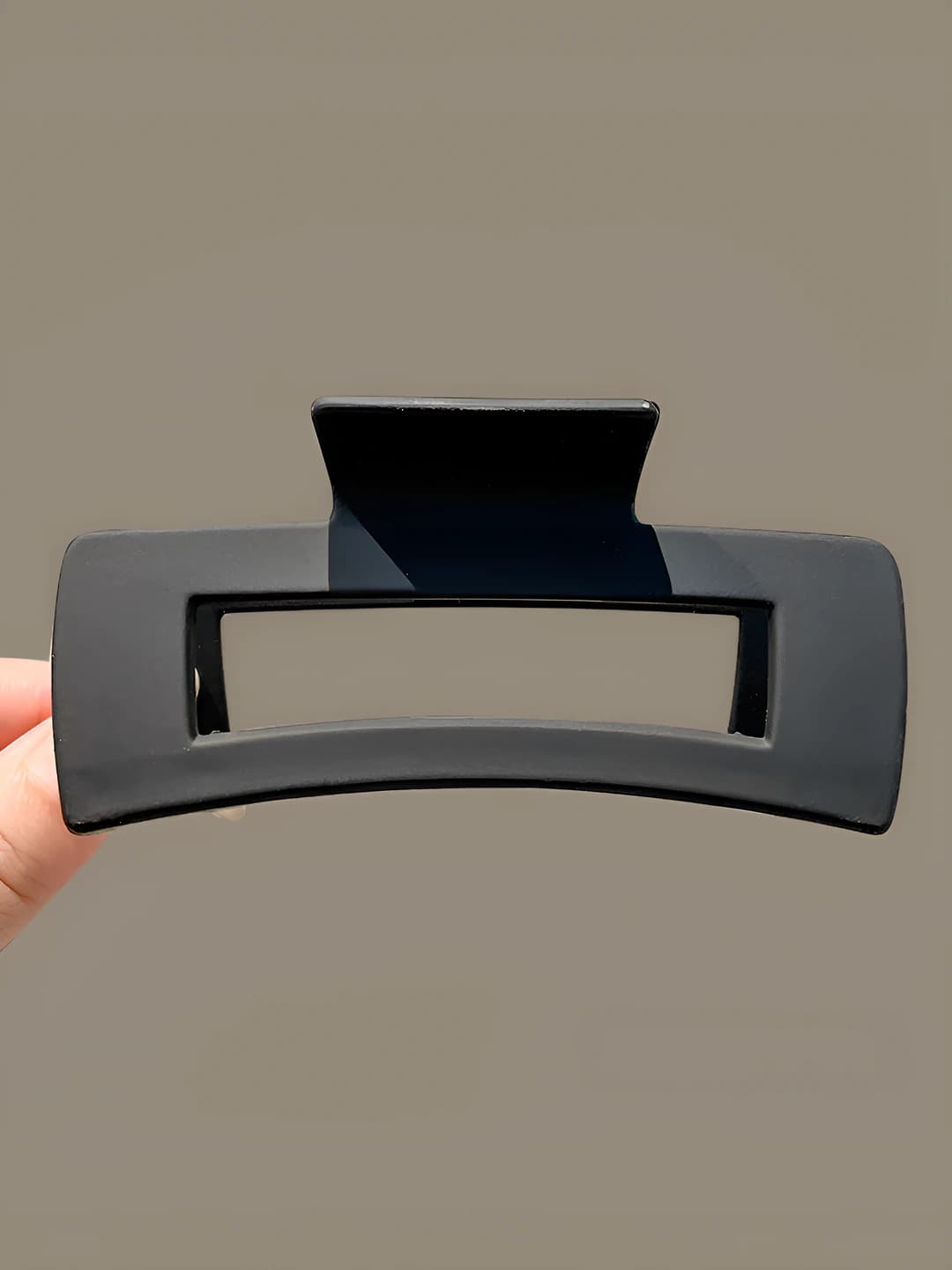 Black square clip, length 10 cm, width 4.5 cm