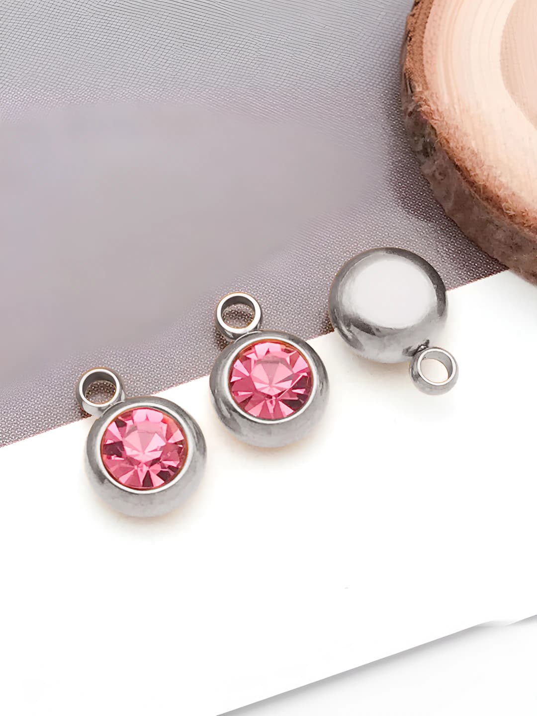 Steel 6x8.5x4mm horizontal 1.5mm dark pink 12 stones 0.5g