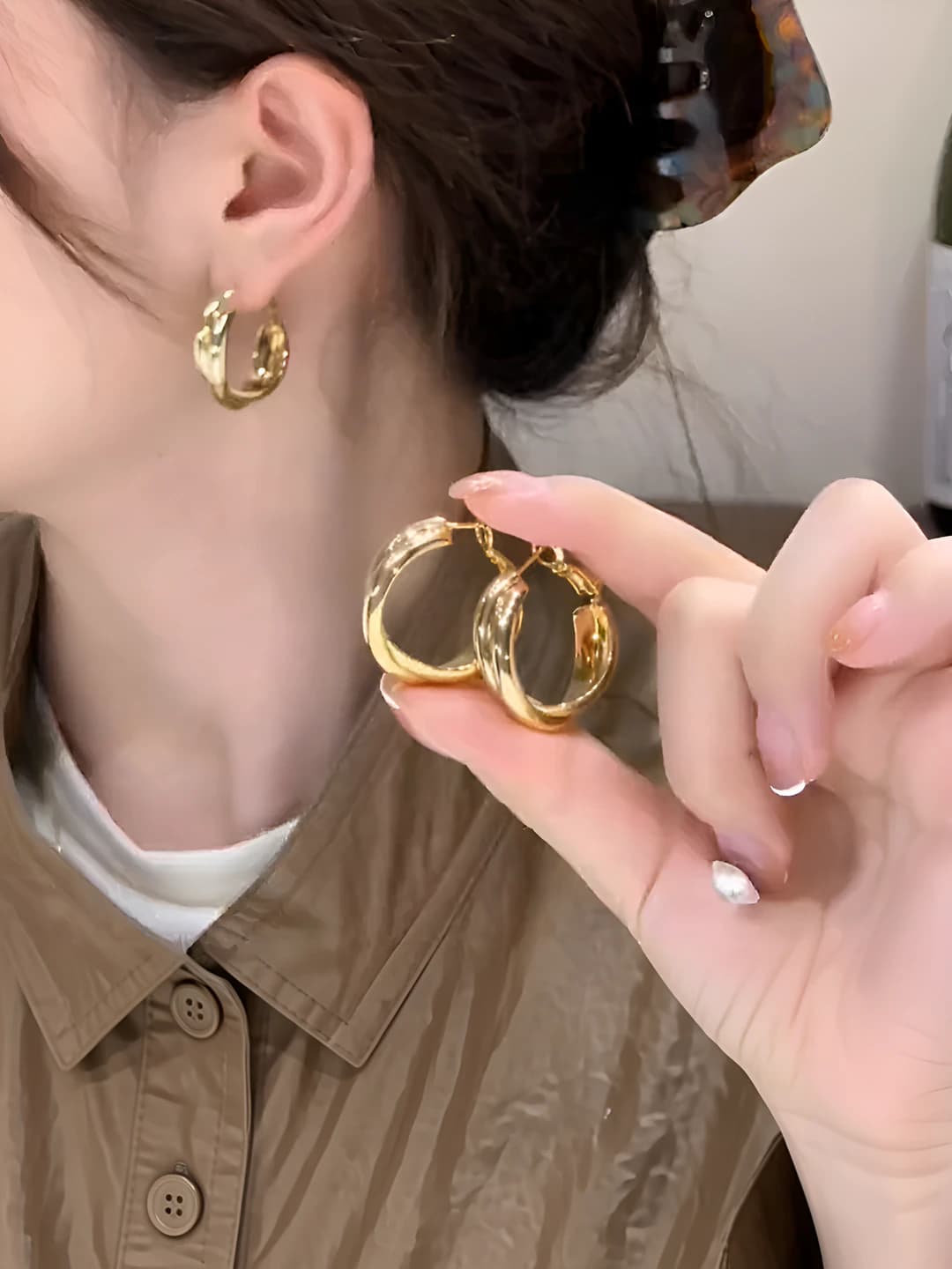 Women's metal hoop earrings: 925 silver, geometric design element, plating technology, light luxury style