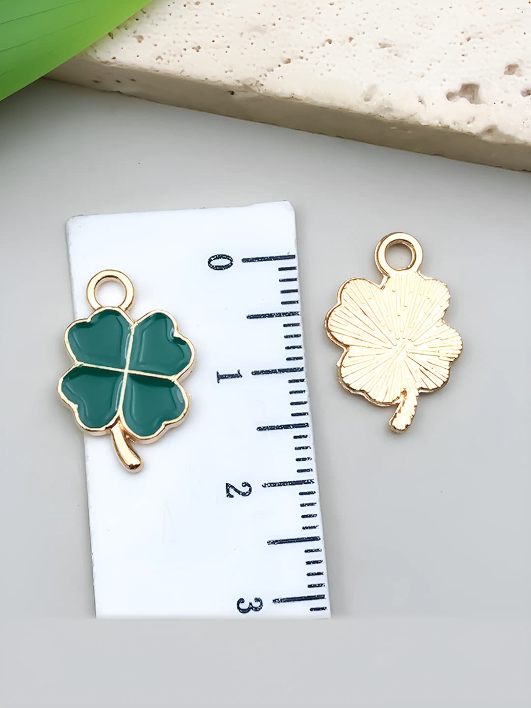 1 pc dark green enamel clover 11×18mm-0.8g