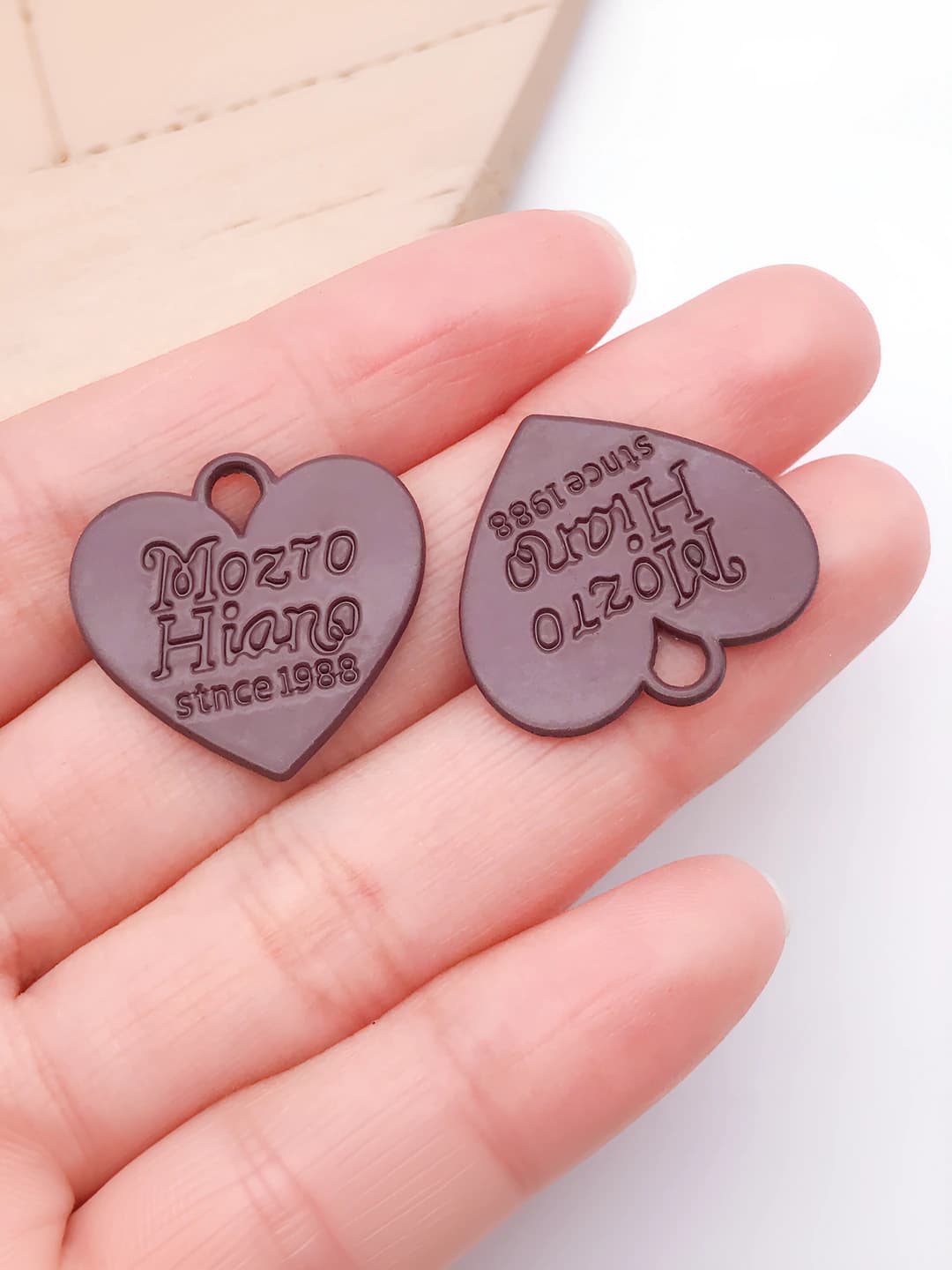 Двустороннее коричневое сердце 21x23mm