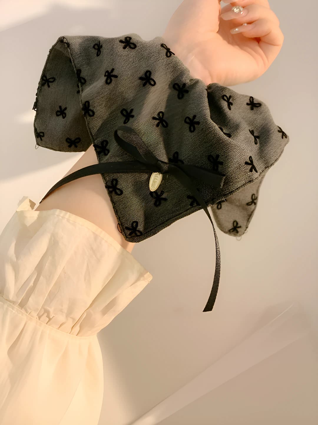 Grey bow square 20 cm