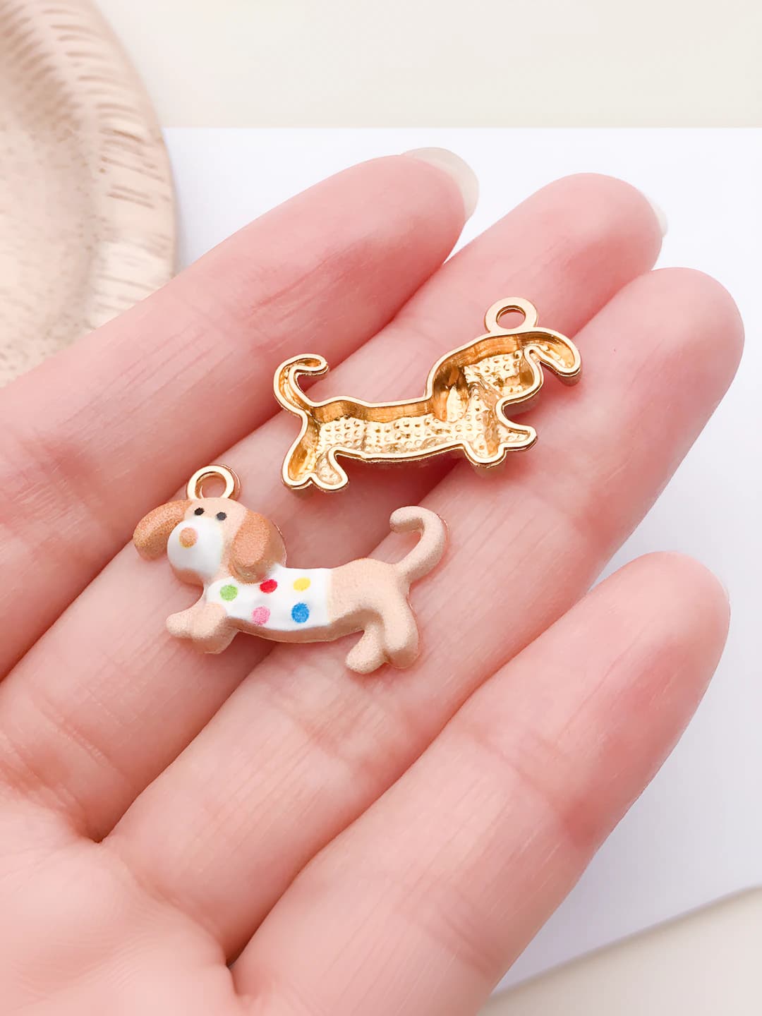 1 white dachshund 23.5x15mm-1.3g-27738