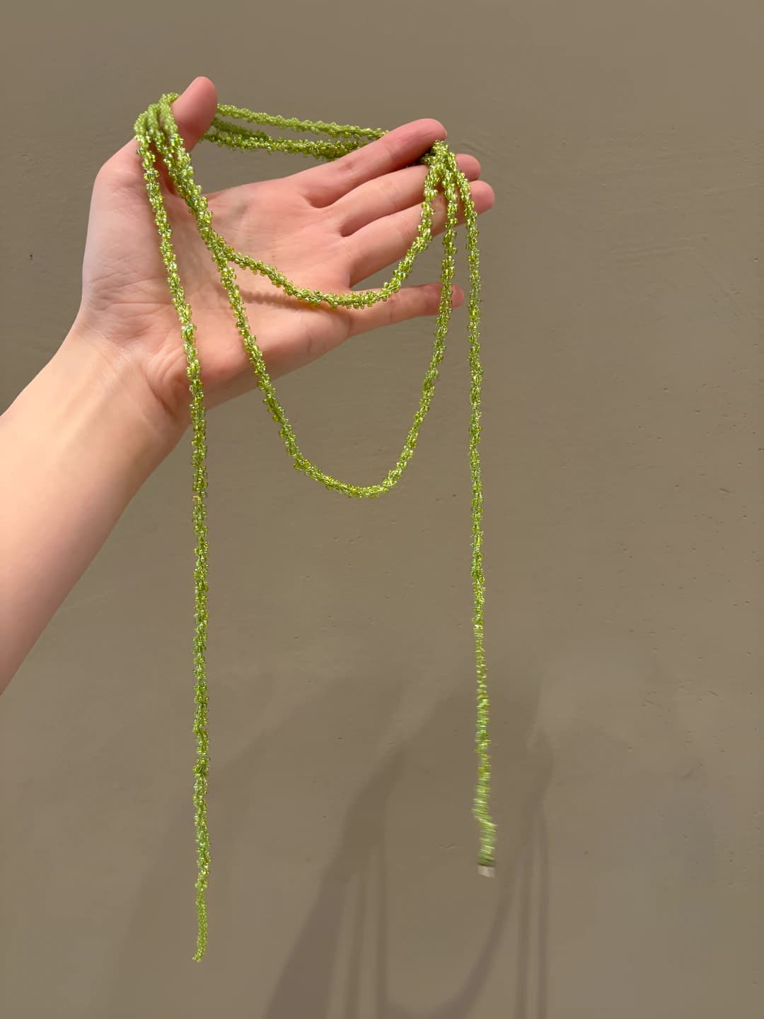 Ayollar uchun retro uslubdagi yashil rangli, zirhli va fransuzcha tushli choker qo'ng'iroq