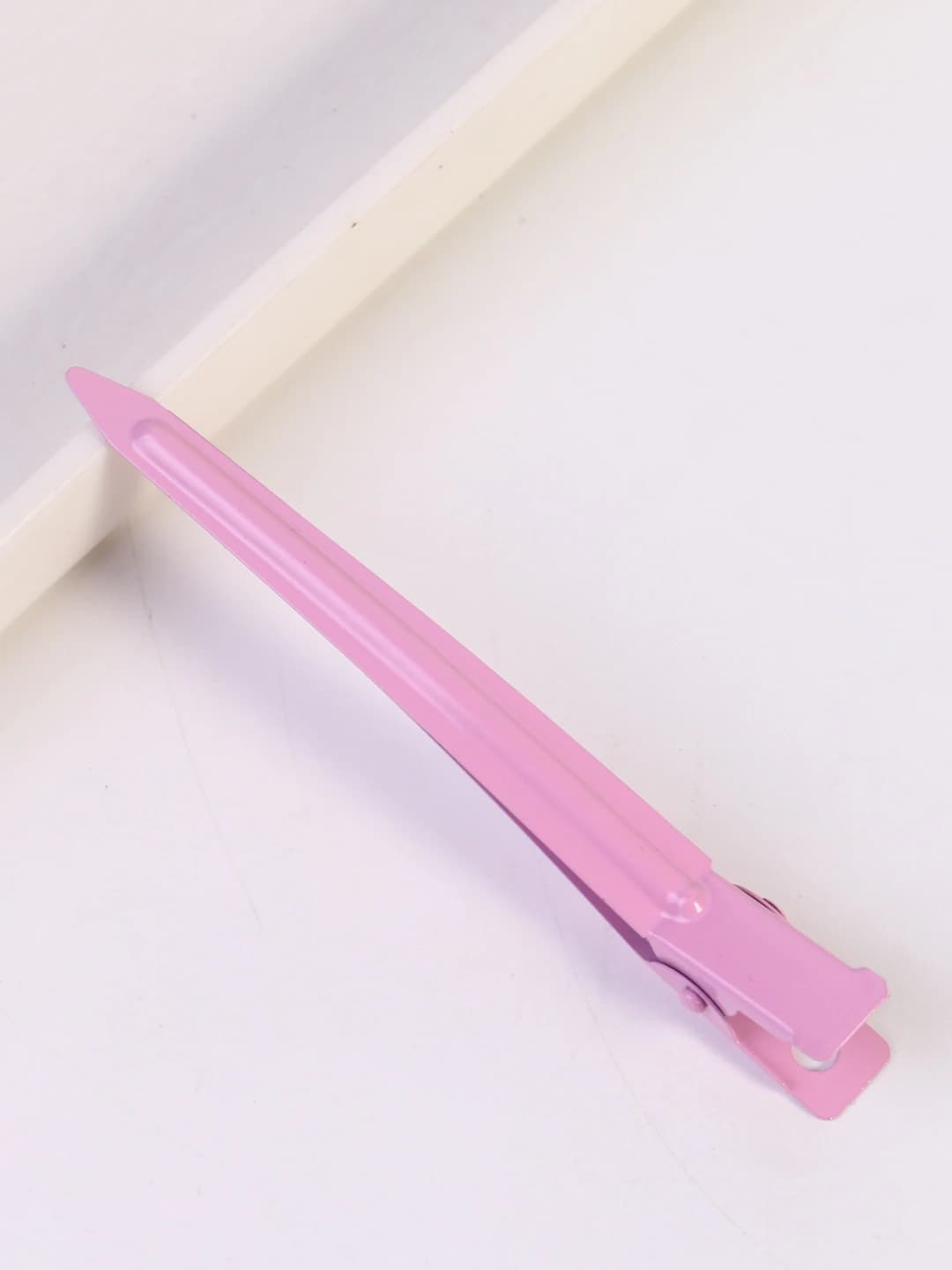 Dark pink pointed clip