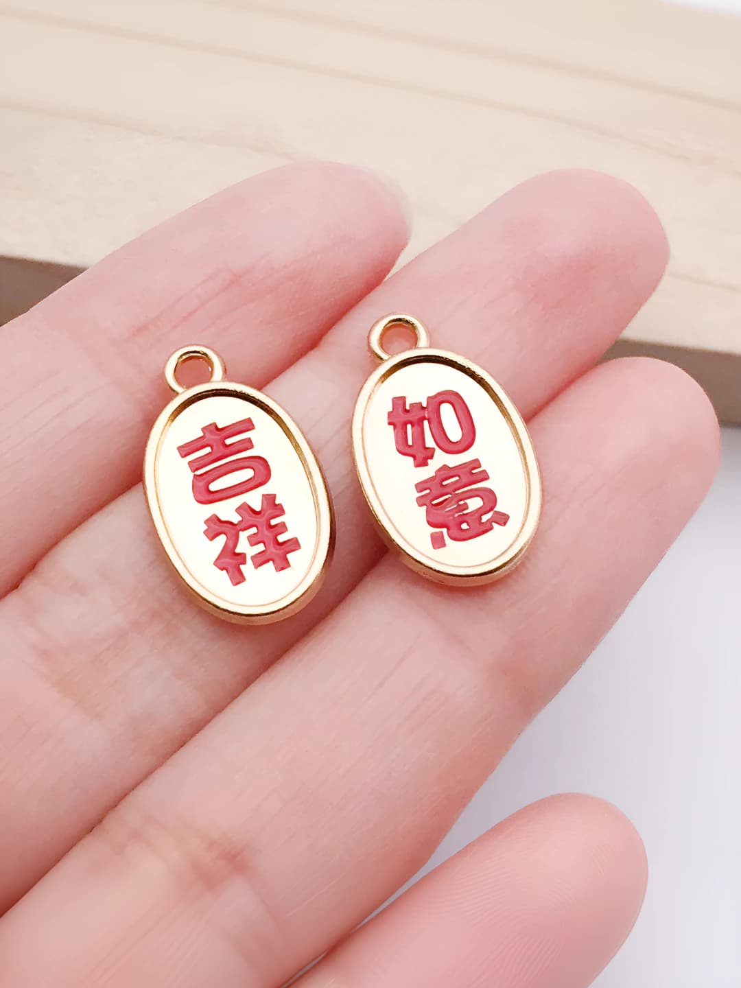 1 dona qizil ikki tomonlama yozuv baxt va xohish 19x11mm-1.4g