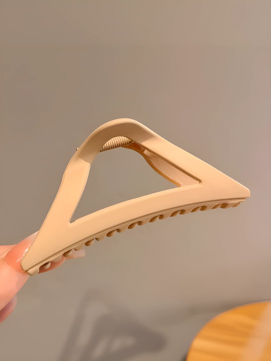 Triangle claw clip - light coffee