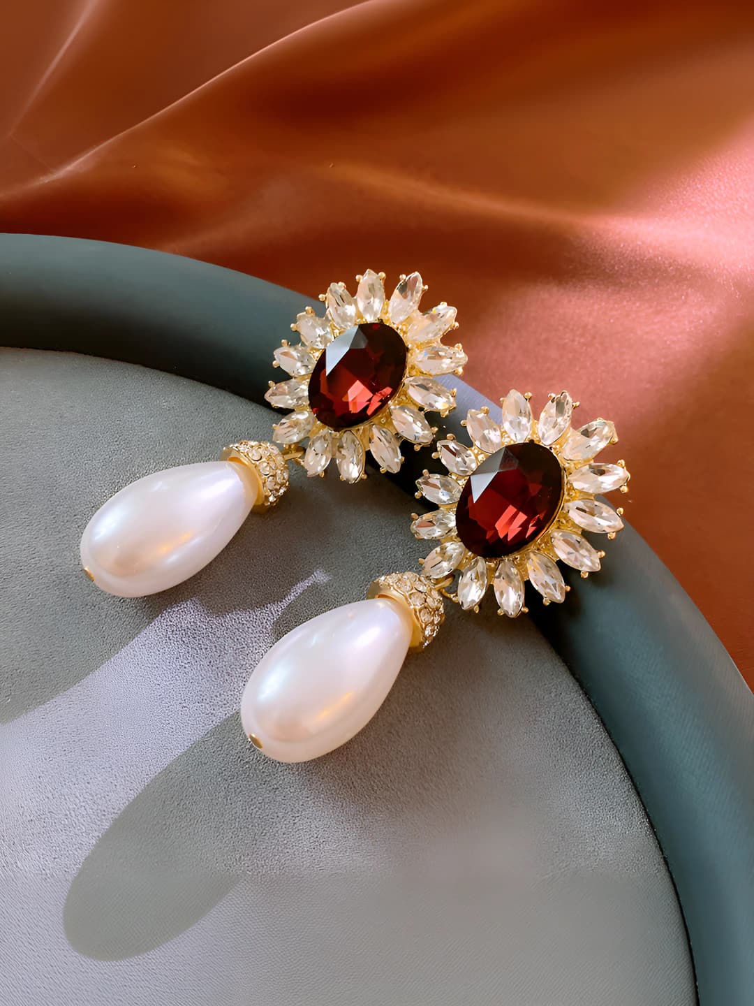 47# Silver pin - Gold - Red - White