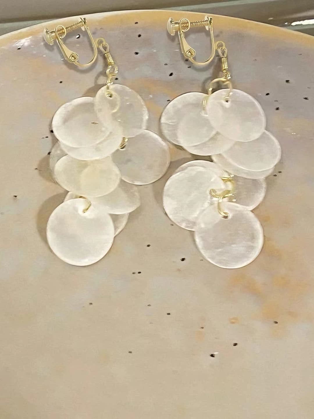 White shell tassel ear clip