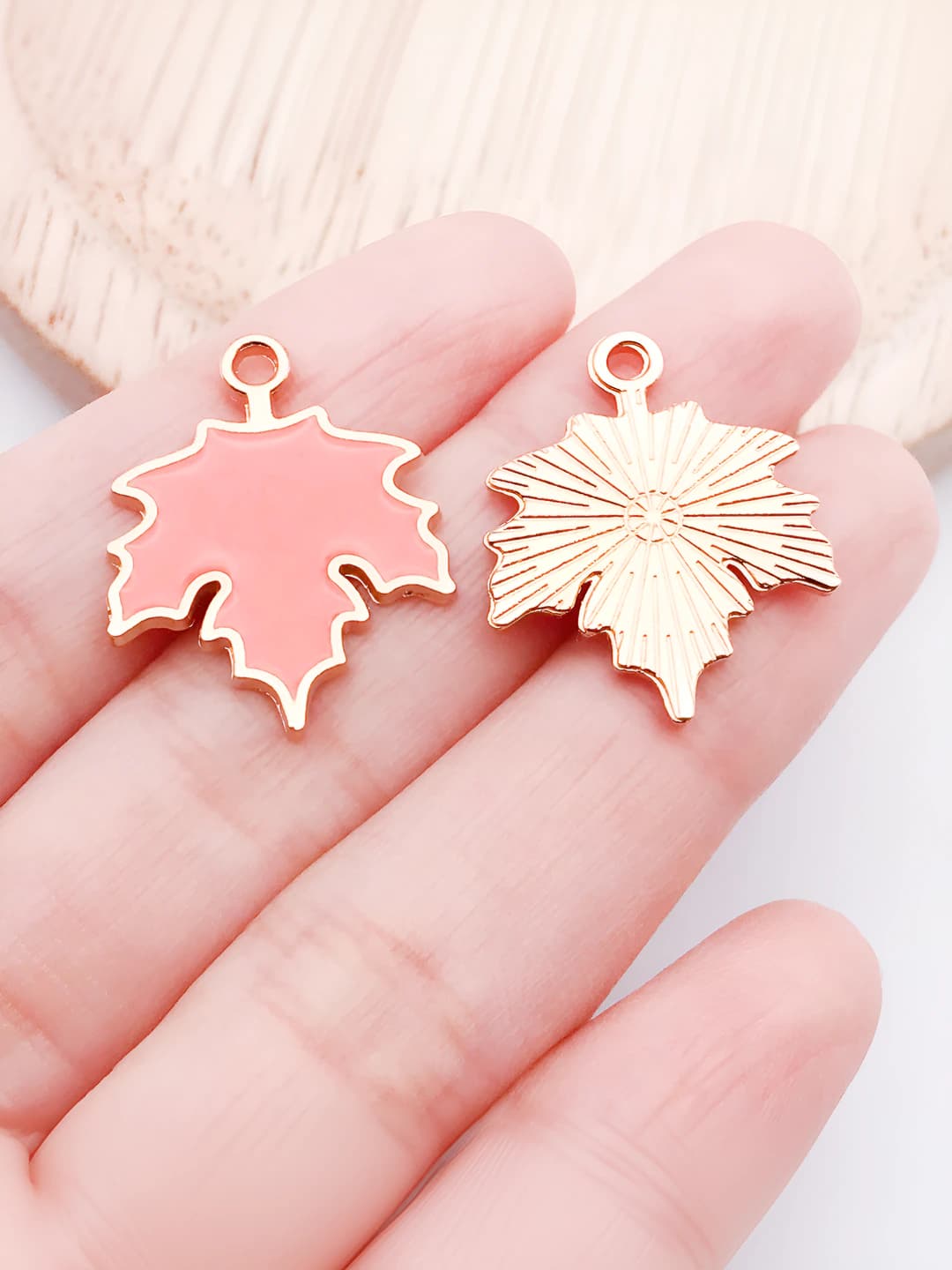 Оранжевый кленовый лист 19x24mm