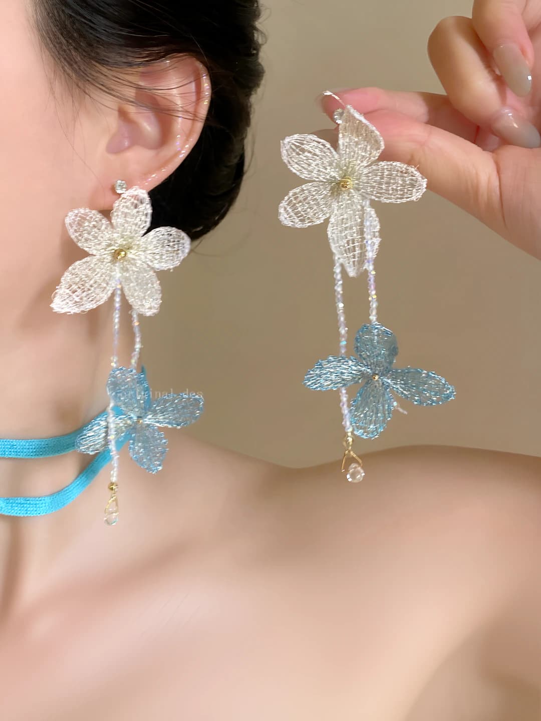 White-blue contrast flower earrings