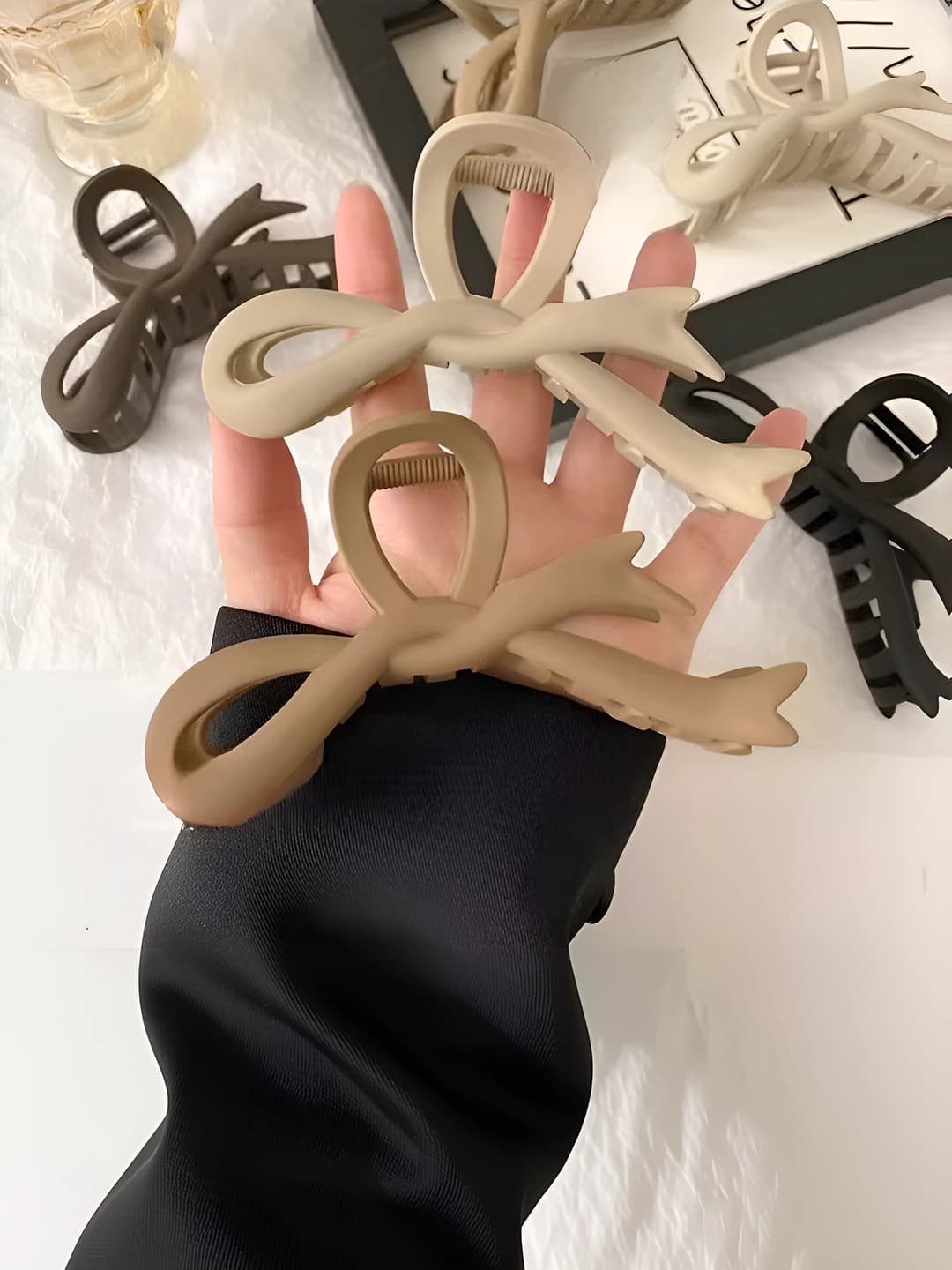 Ayollar uchun akril mat shaklida soch toʻgʻnagʻich (shark clip), qahva rangli, koreys uslubidagi dizayn elementi