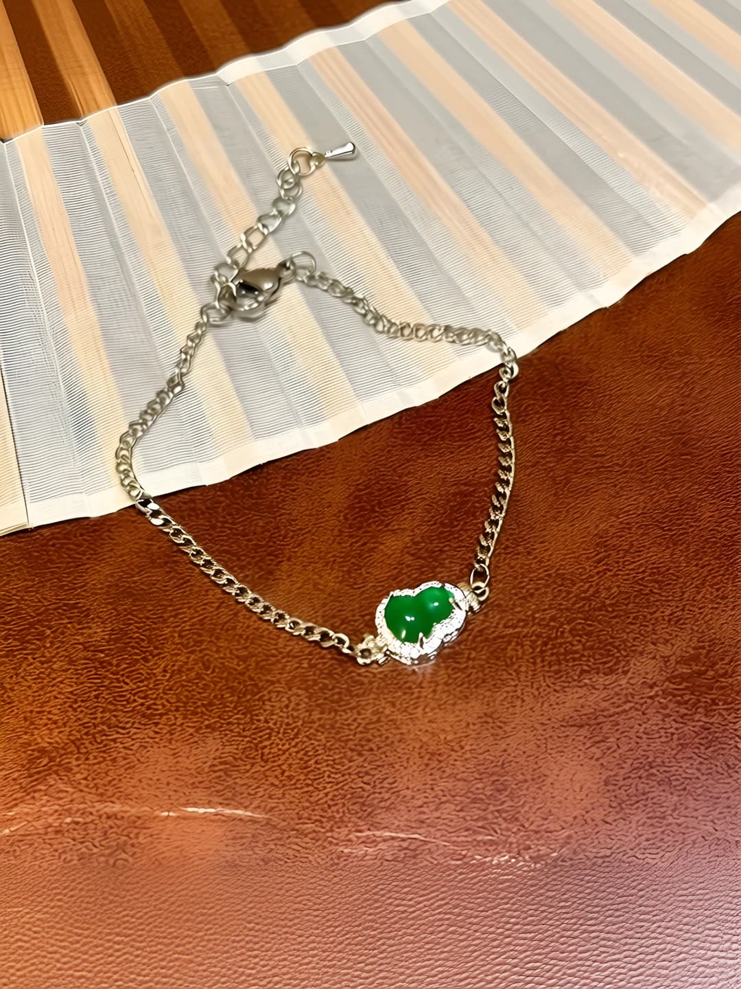 Green shirt / single bracelet