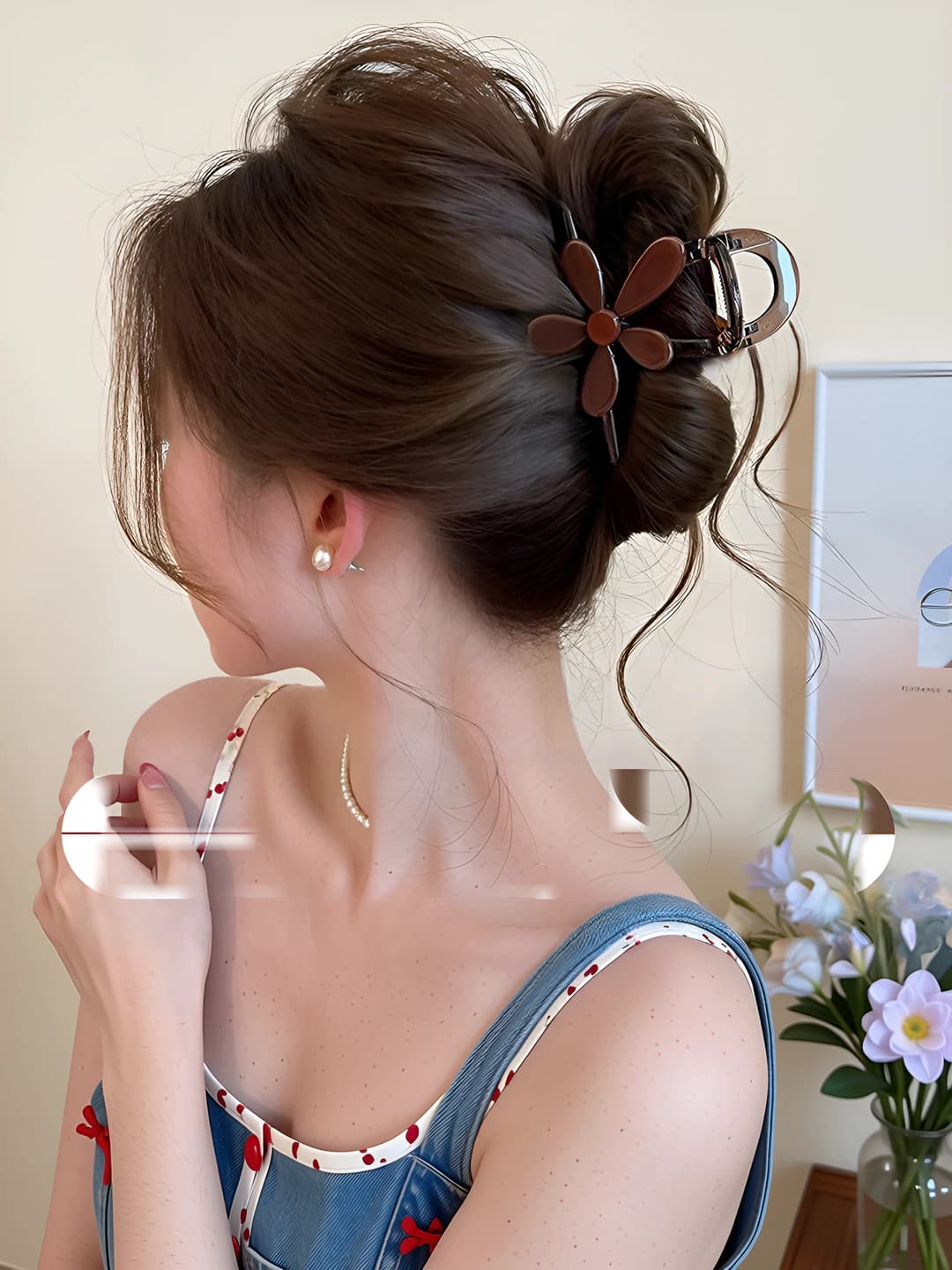 Medium brown flower clip ~8 cm