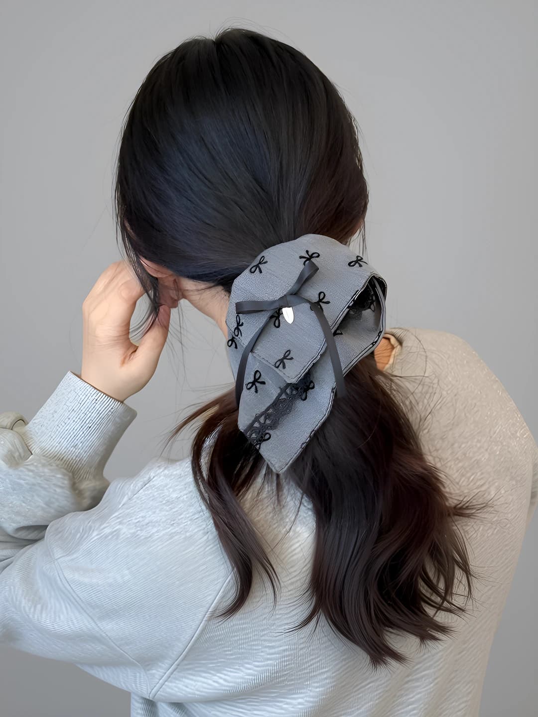 Grey bow square 20 cm