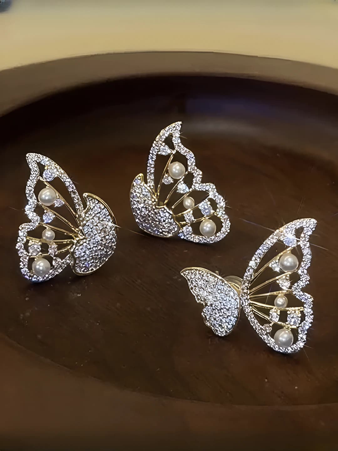 Women's Korean-style butterfly pearl stud earrings with silver posts