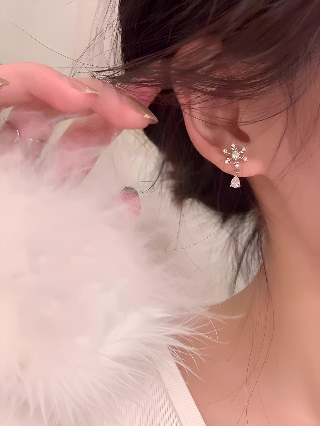 Women's snowflake stud earrings, geometric design, light luxury style