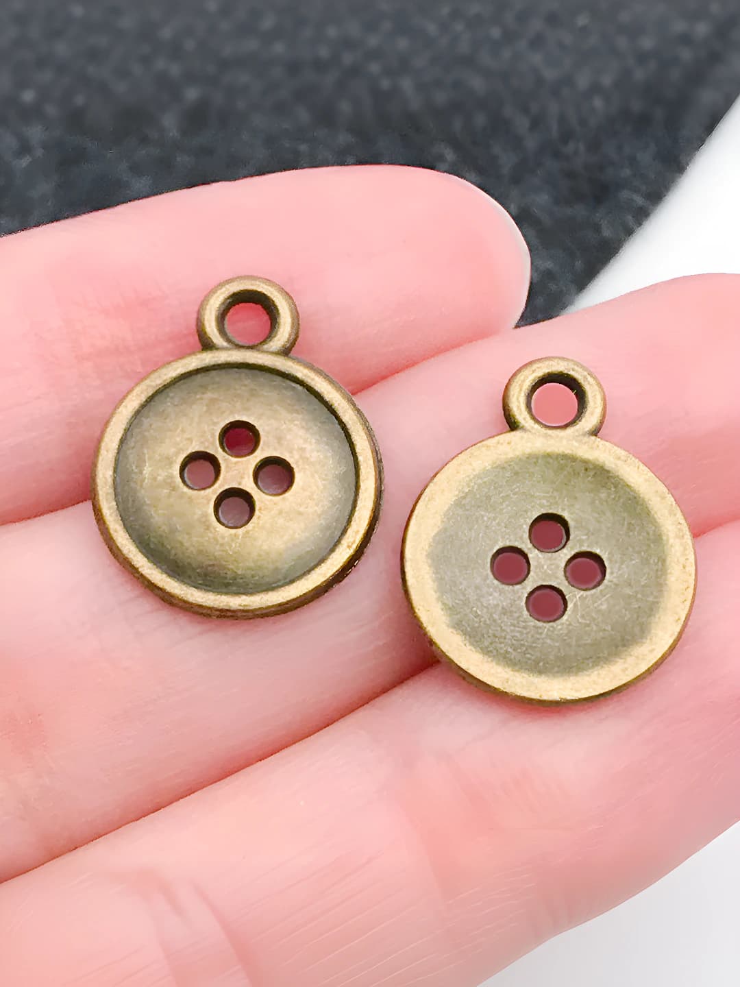 1 antique green button - 13x16mm - 0.9g - 20266