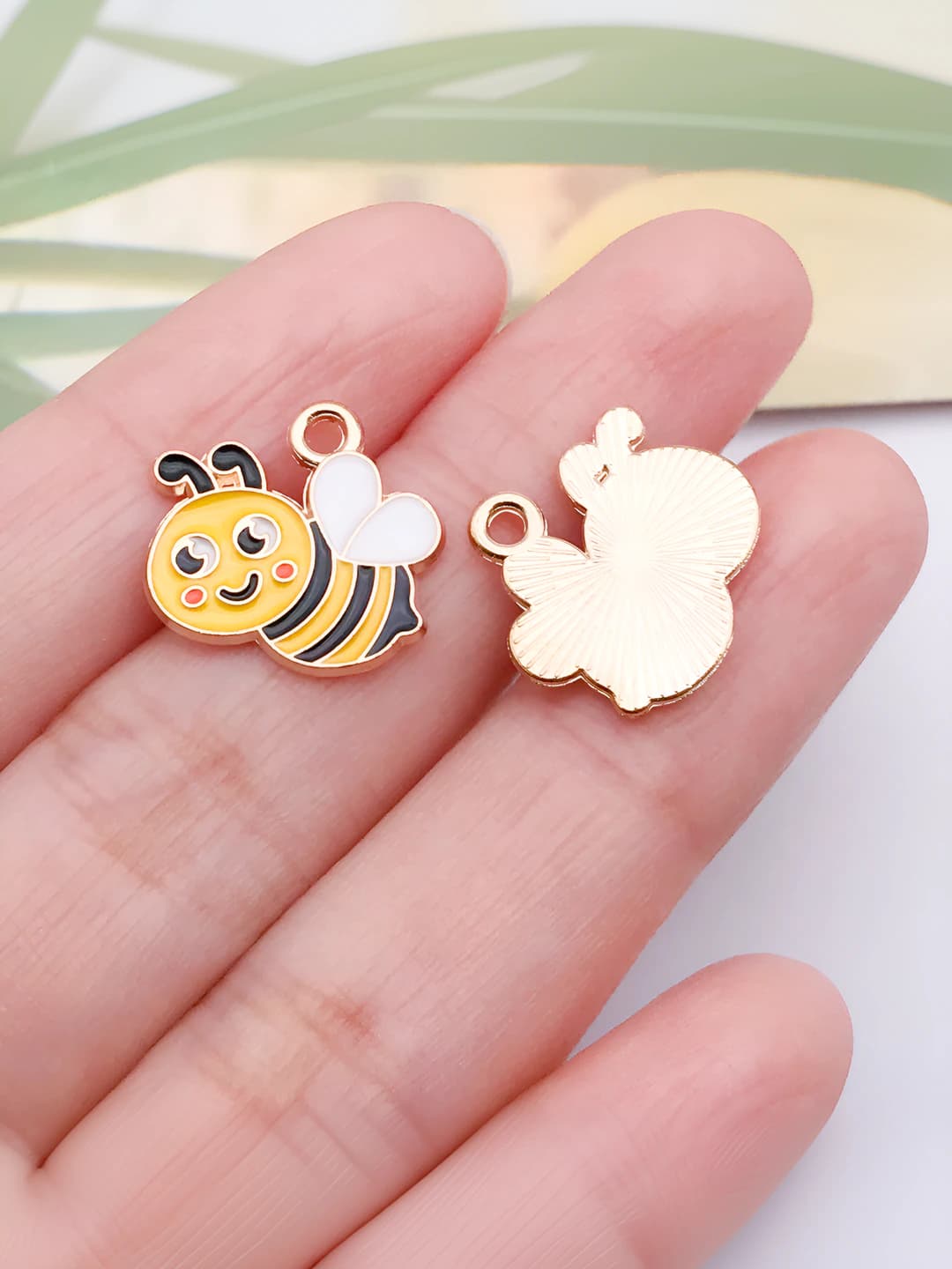 1 pc epoxy yellow insect bee 15x16x1mm-0.9g-25155