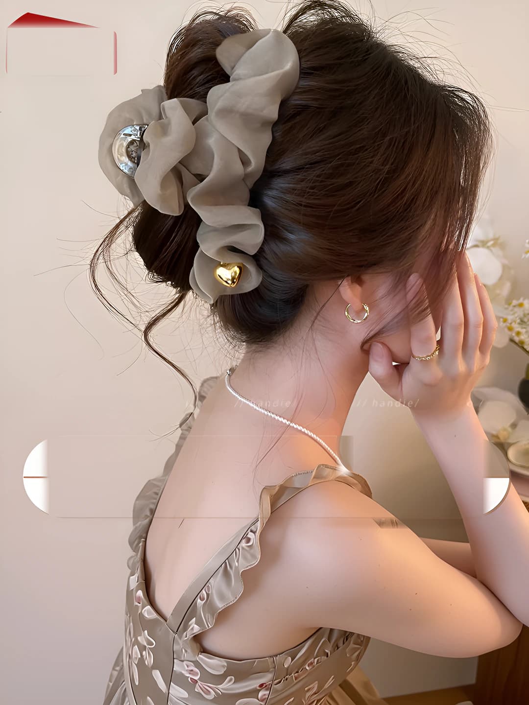 Khaki, mesh pleated clip