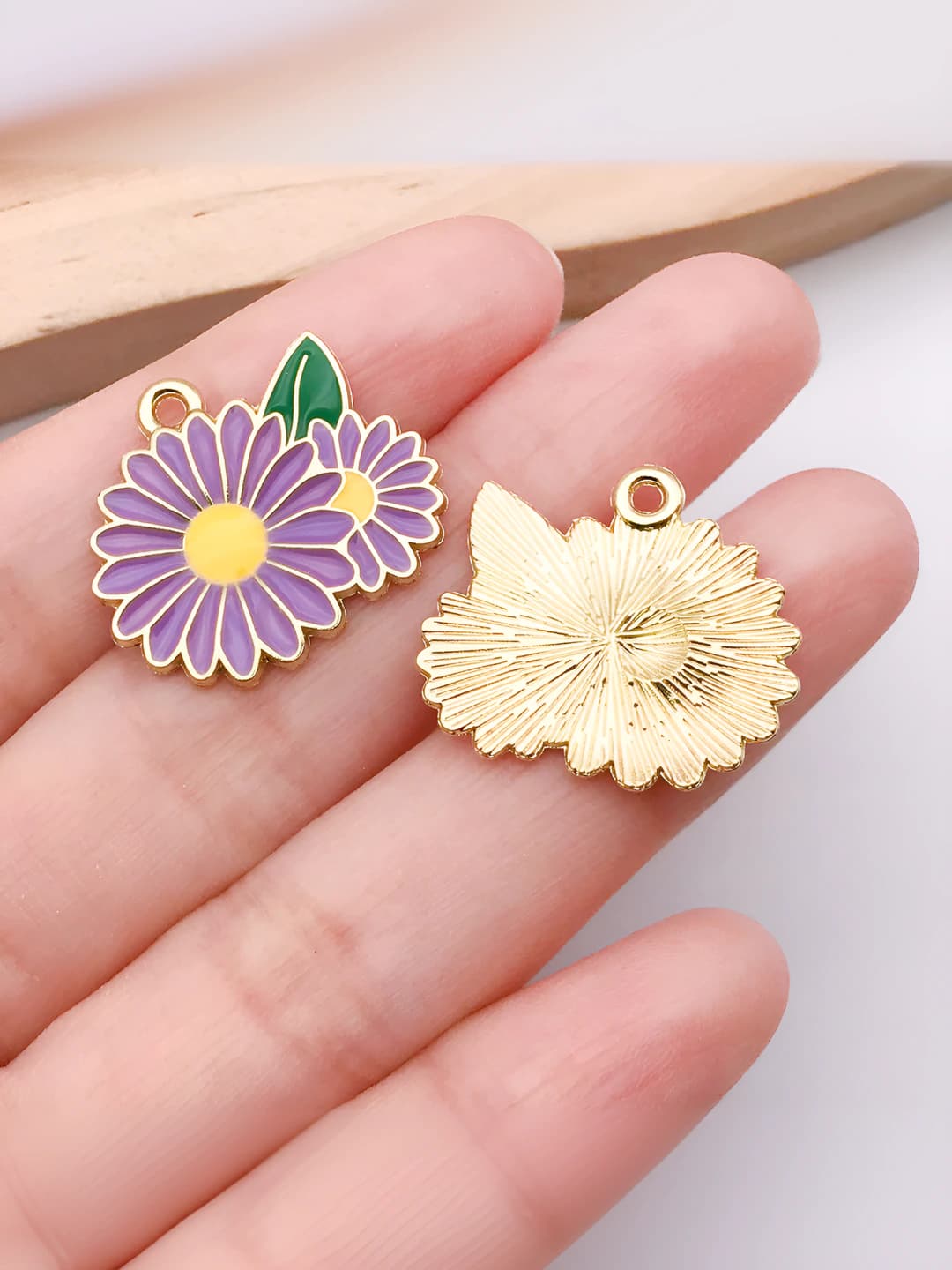 1 dona Binafsha kichik marg'ulona 20x22x2mm-1.7g