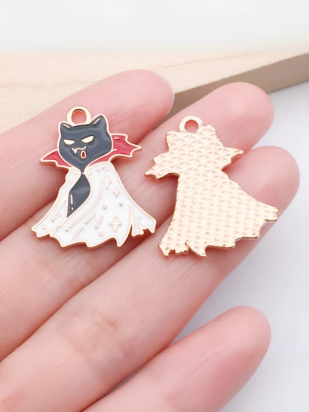 Белый кот вампир 25x20x1mm-1.7g