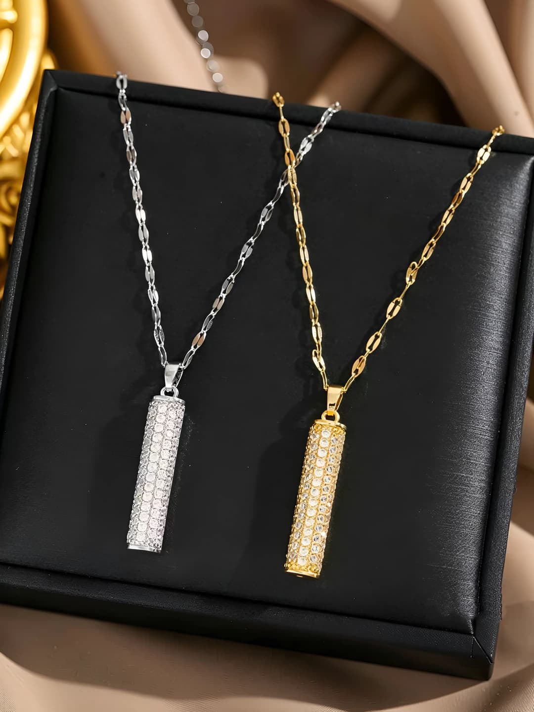 Ayollar uchun 18K oltin qoplamali titan po'latdan to'liq brilyantli bar kulonli zanjir