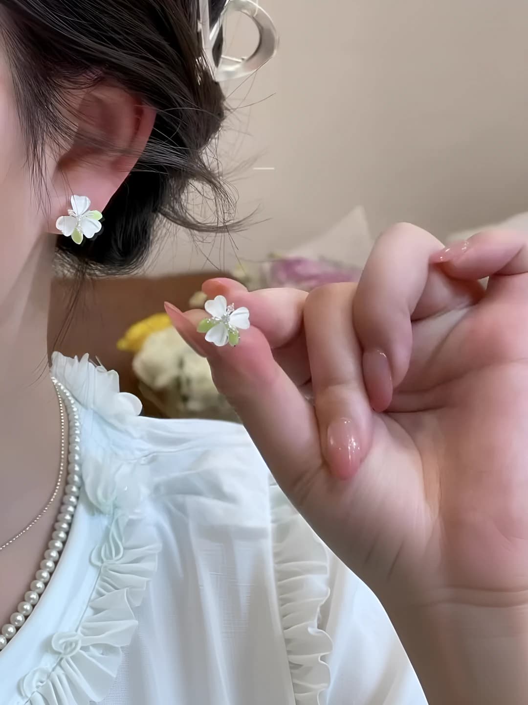 Женские сережки с белыми и зелеными цветами серебристого цвета