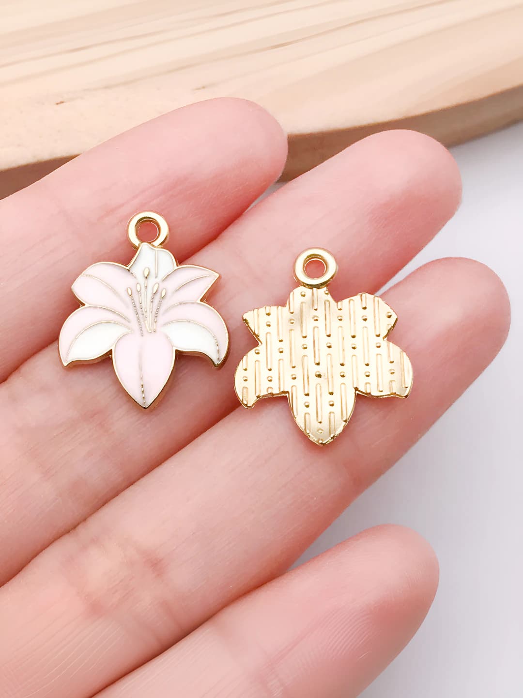 1 dona Pushti ikki rangli liliya 19x16x2mm-0.8g