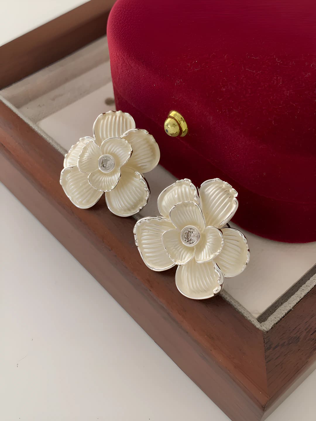 Women's two-layer flower earrings in cream white, French style, premium feel