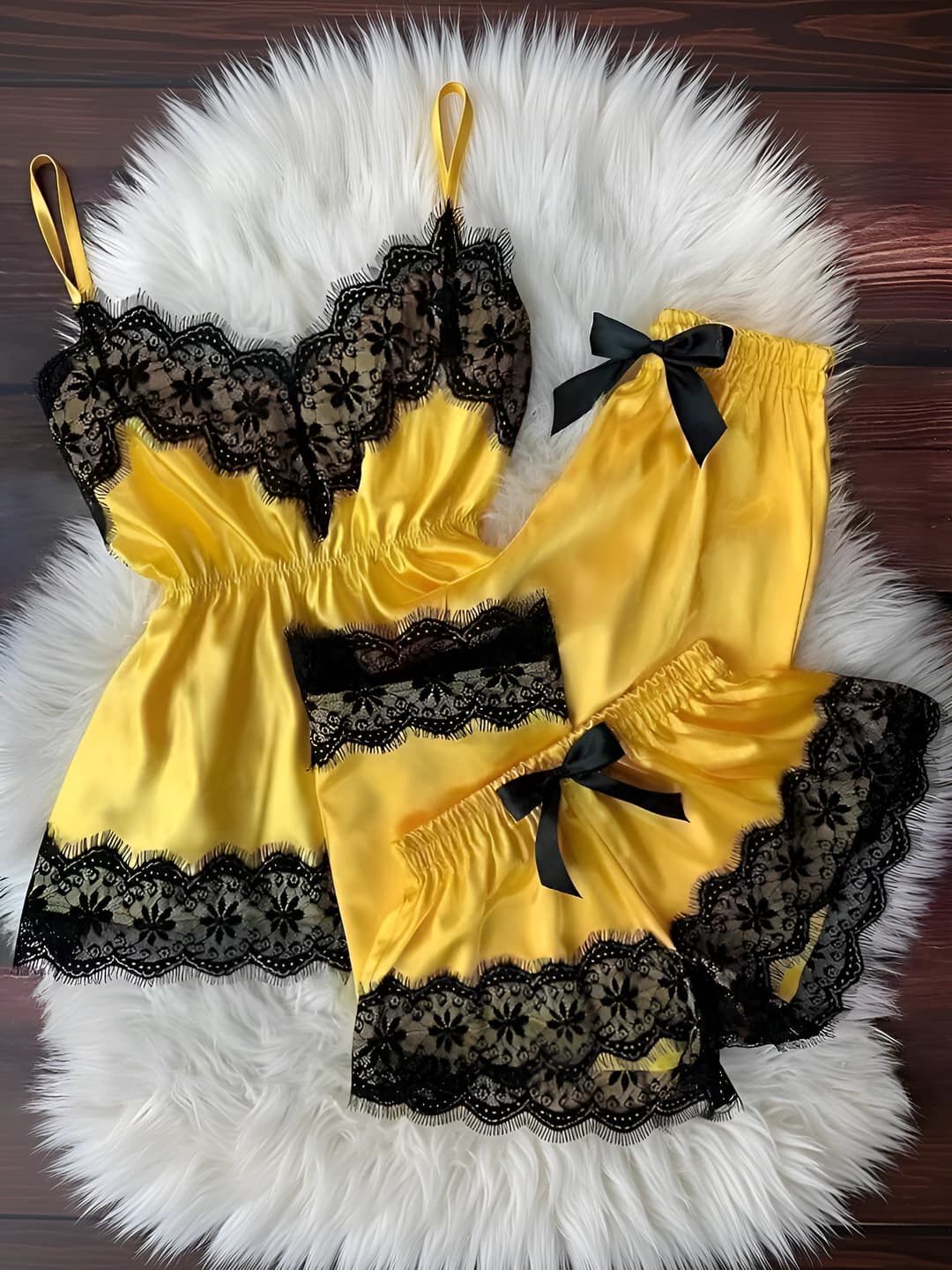 Ayollar uchun yupqa dantelli V-yoqali yengsiz saten pijama to'plami (3 ta qism)