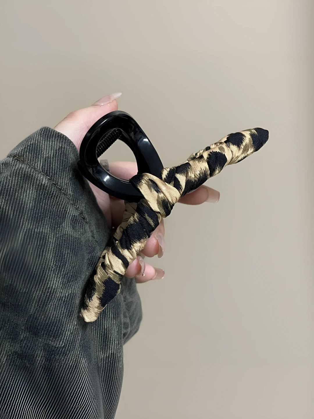 Women's Korean style hair clip (shark clip) with leopard print, fabric wrapped, large cross design