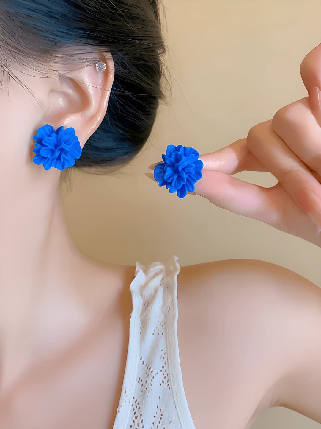 Women's retro 3D flower stud earrings in Klein blue