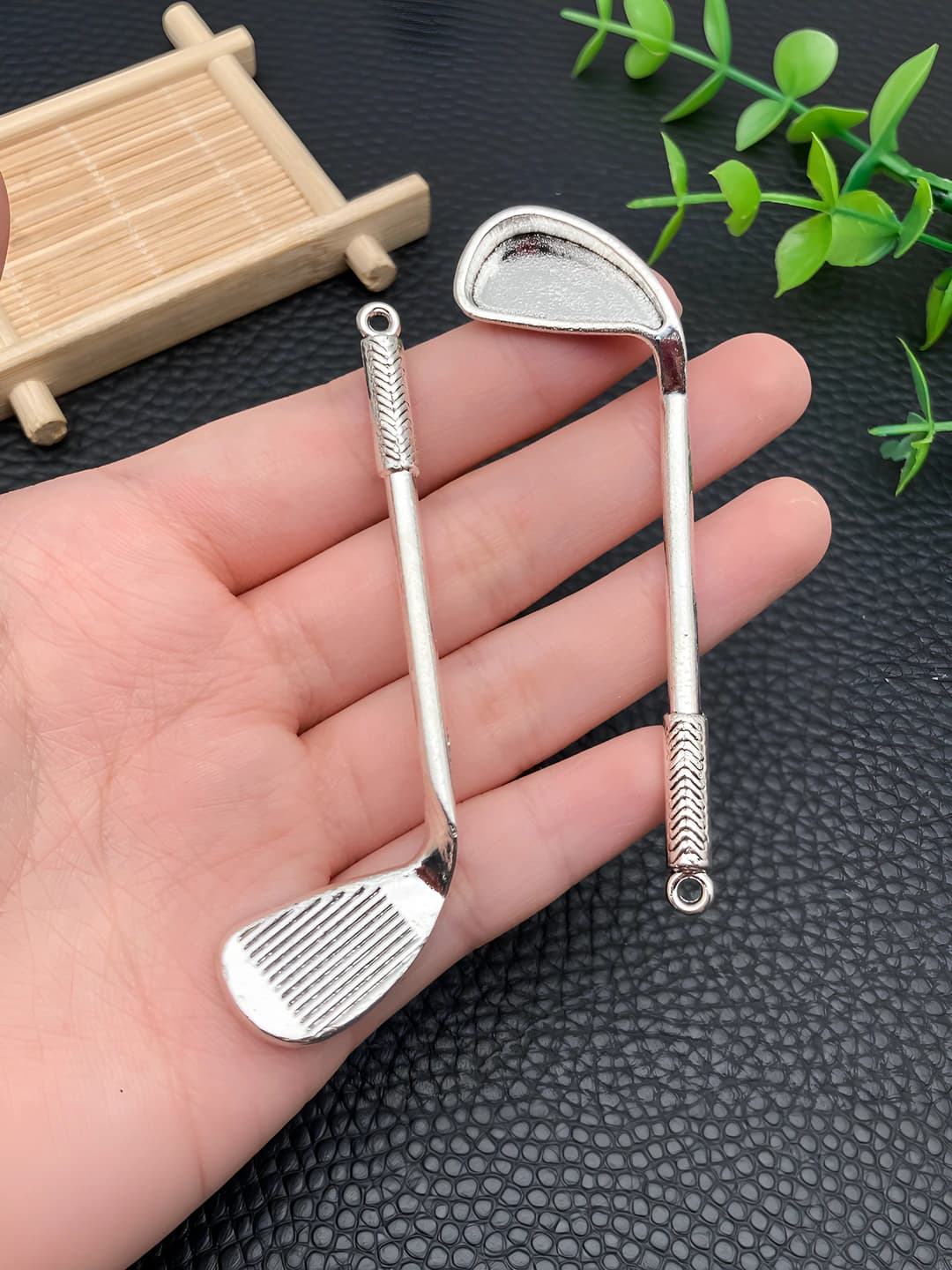 1 antique silver golf club 79x25mm-7.7g