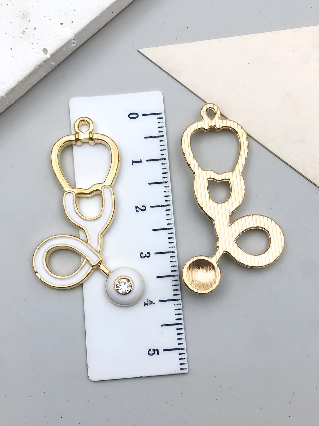 1 ta katta KC oltin oq tibbiyot asbobi olmosli stetoskop 43x23mm-3.25g-23231
