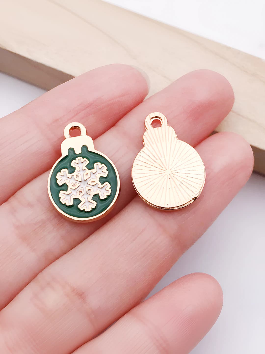 1 pc green-white drop gold Christmas snowflake 13x19mm-1.3g
