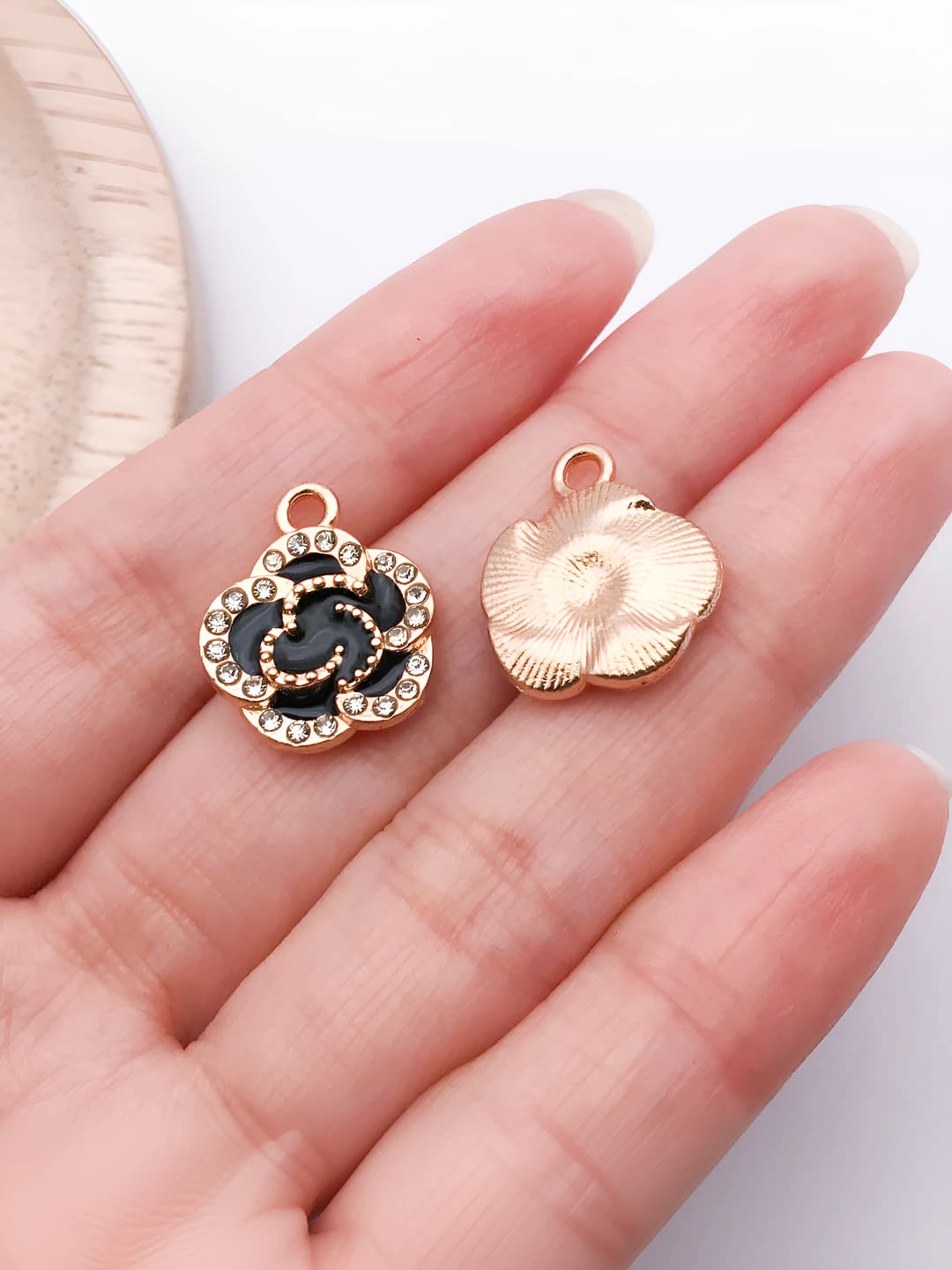 1 pc, black, 15x17mm, 2.1g