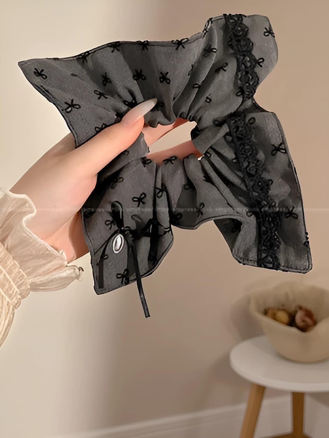 Grey bow square 20 cm