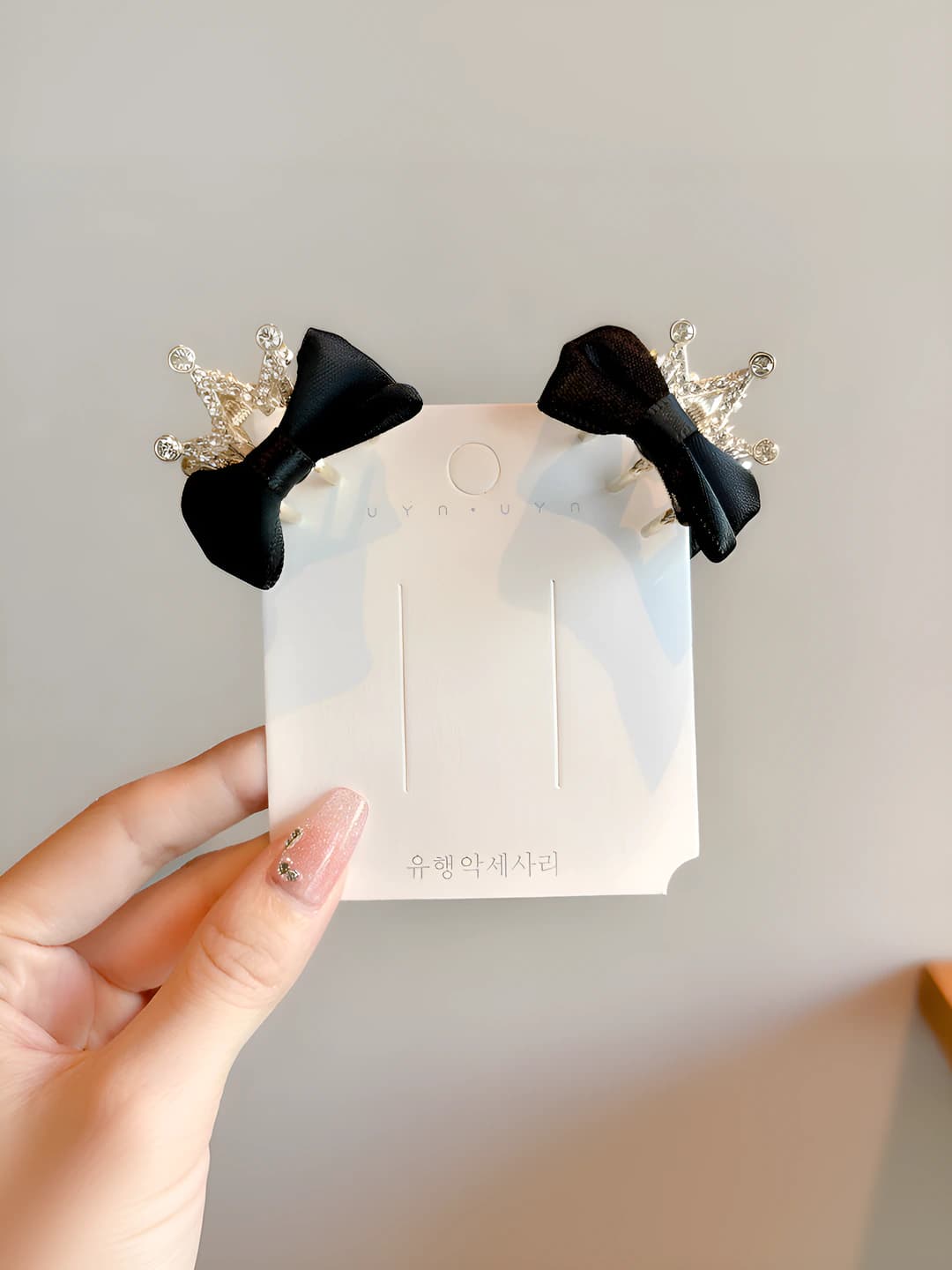 Black crown bow clip, 1 pair