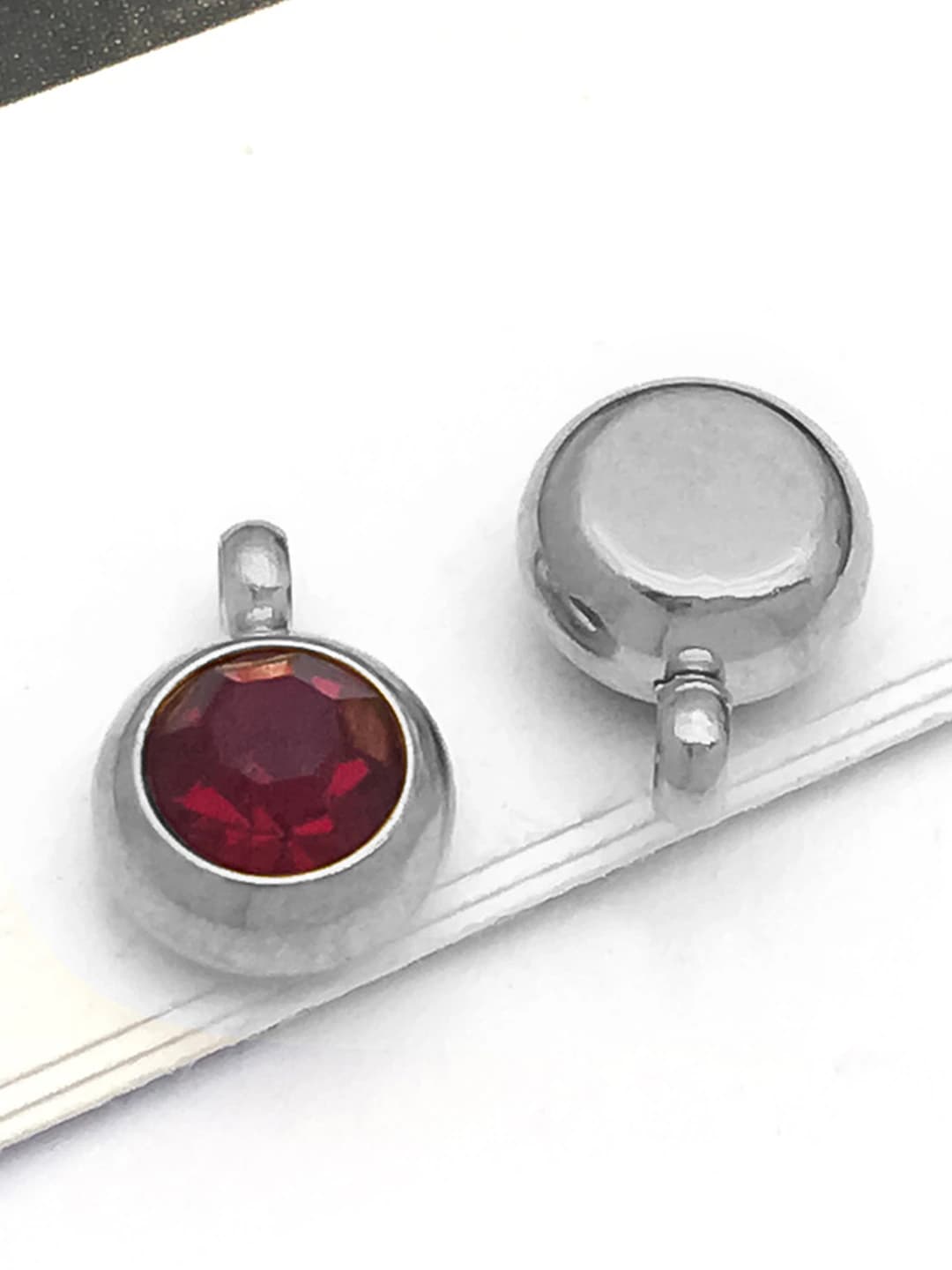 1 pc steel 6x8.5x4mm 1.5mm hole Jan dark red 0.5g