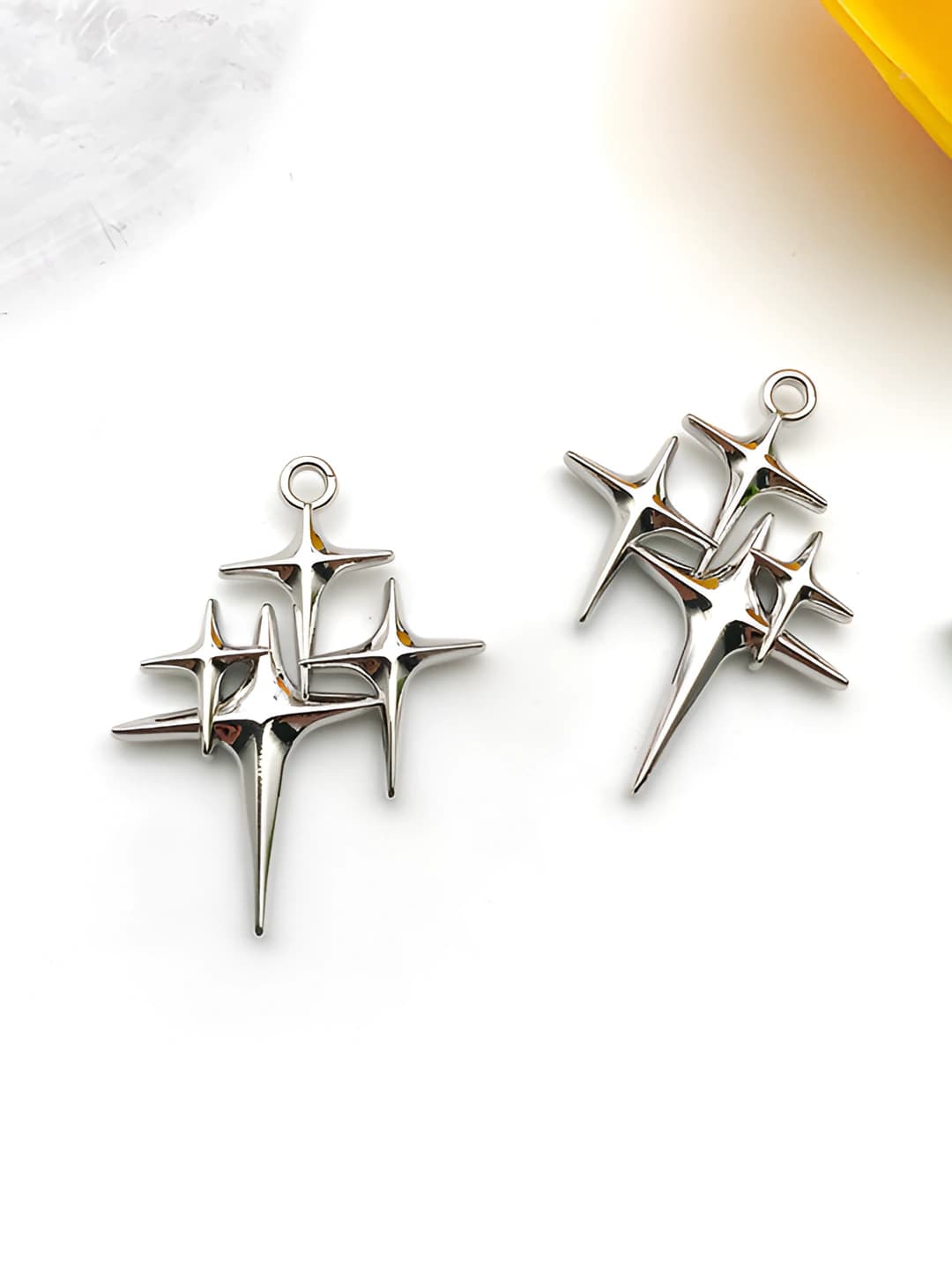 1 pc white K four-point star, 23x29mm, 2.3g