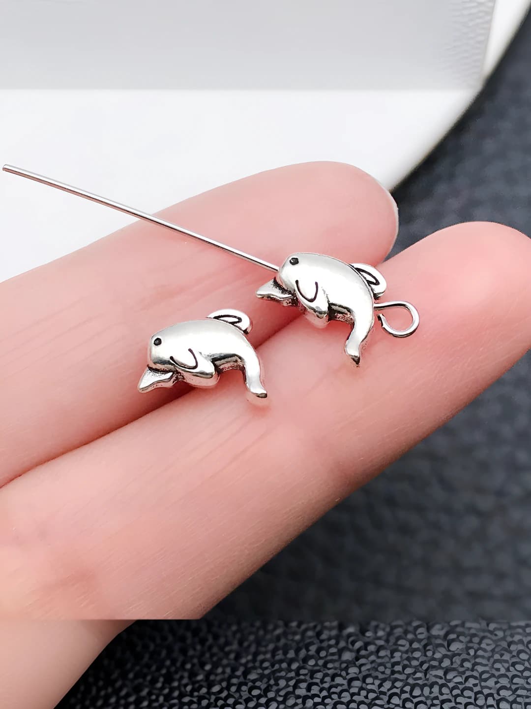 1 шт. старинное серебро дельфин, 6x9mm, 0.6g
