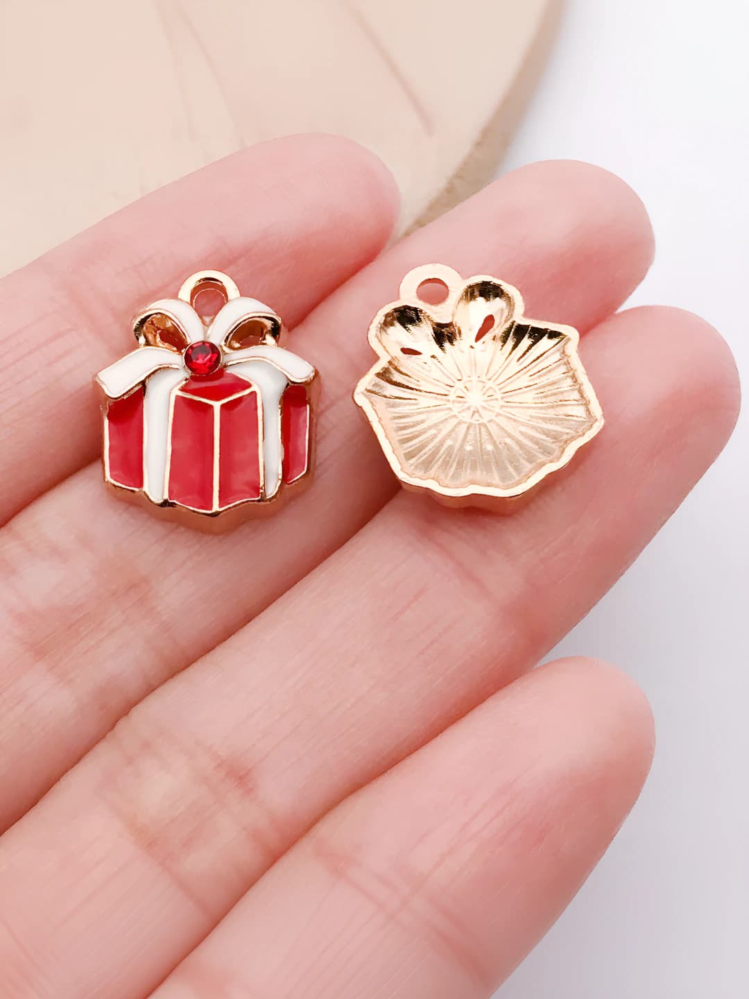1 pc red Christmas gift box 14x17mm-1.5g