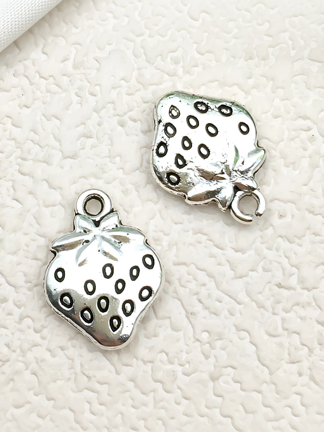 Silver strawberry, 11x15mm, 1.2g