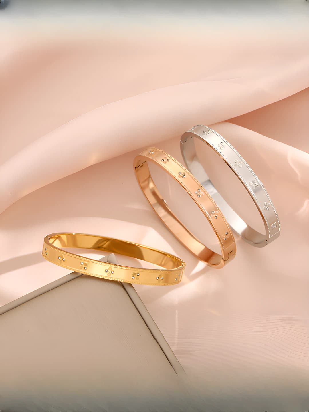 Women's 2026 bracelet with four-leaf clover and wind