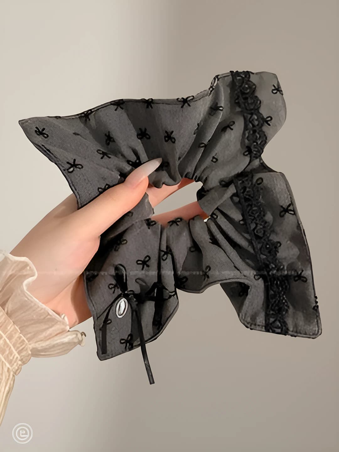 Grey bow square 20 cm