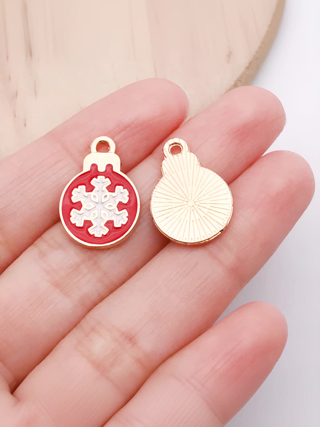 1 pc Red-white round snowflake 13x19mm