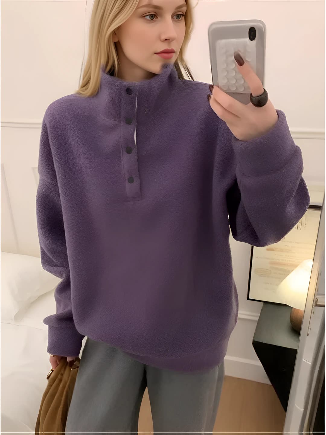 Ayollar uchun kuz-qishgi issiq saqlaydigan, nozik ko'rsatadigan, bo'sh (oversize) kesimli, tik yoqali, uzun yengli, bir rangli, tugma detallari bor svitshot