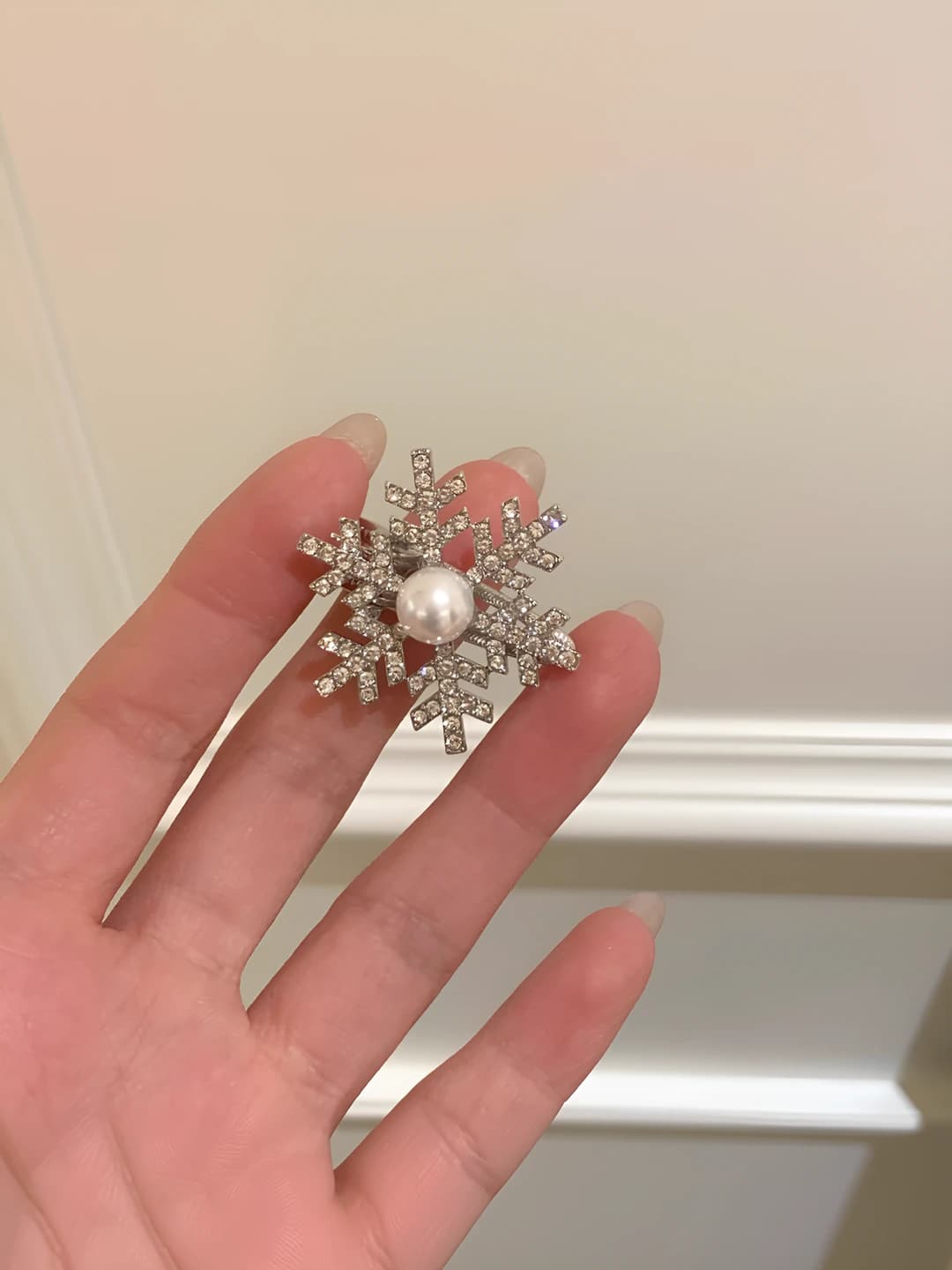Pearl snowflake clip